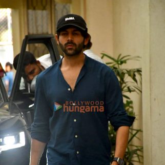 Photos: Kartik Aaryan snapped in Juhu