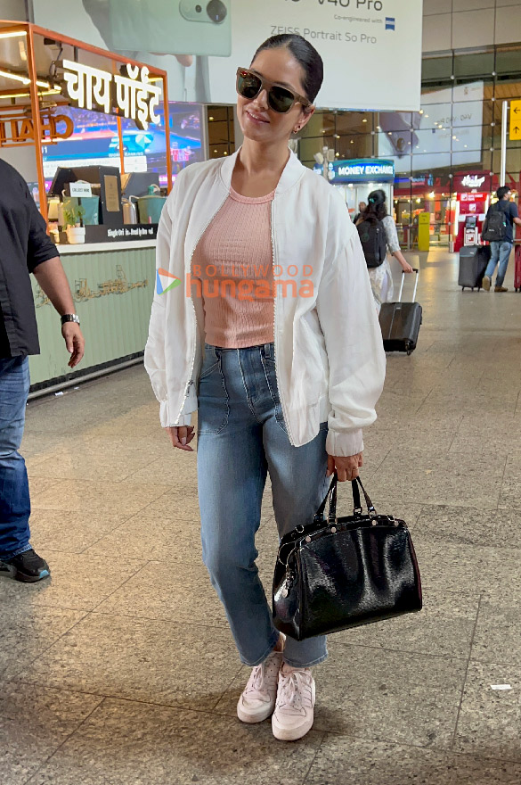 photos kriti sanon and sunny leone snapped at the airport 2