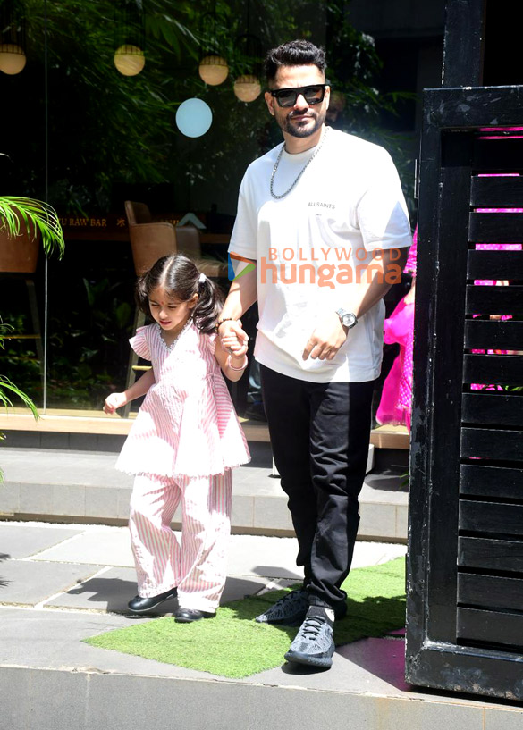 Photos: Kunal Khemu, Soha Ali Khan and Patralekha snapped in Bandra Photos: Kunal Khemu, Soha Ali Khan and Patralekha snapped in Bandra