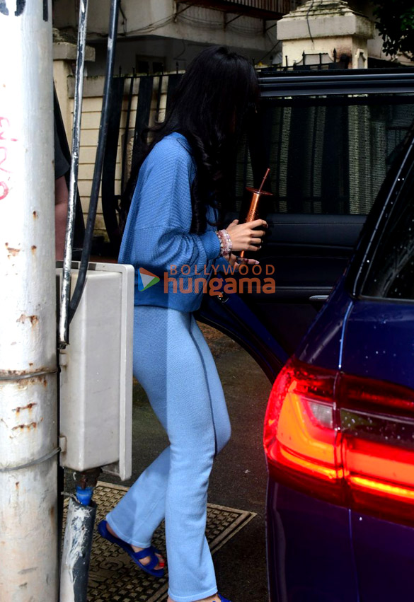 Photos: Nysa Devgn snapped at a salon in Juhu Photos: Nysa Devgn snapped at a salon in Juhu