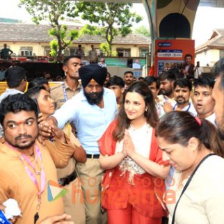 Photos: Parineeti Chopra, Randeep Hooda and others snapped at Lalbaugcha Raja