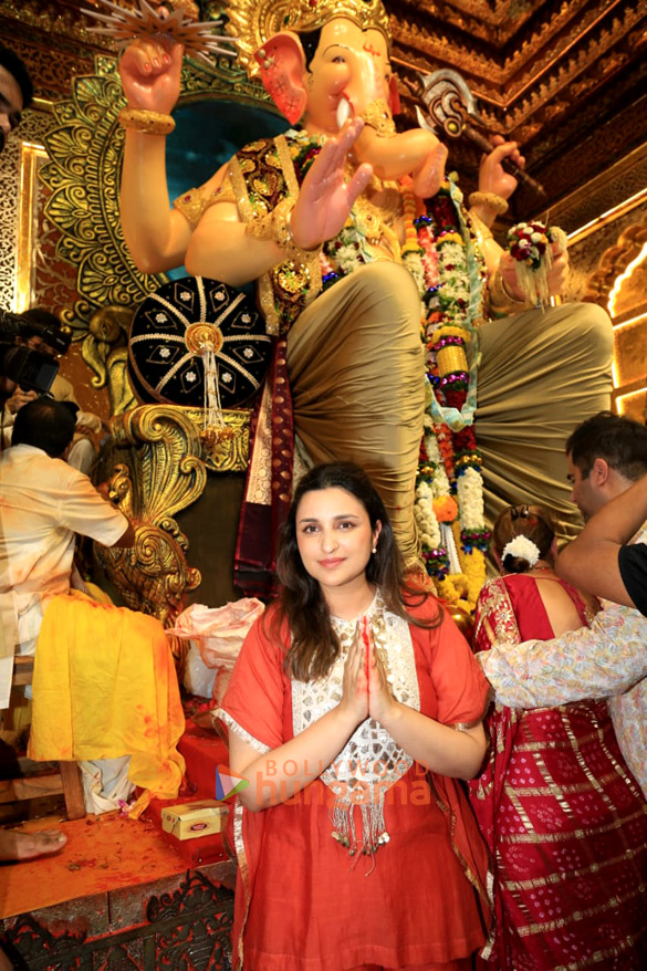 photos parineeti chopra randeep hooda and others snapped at lalbaugcha raja 6