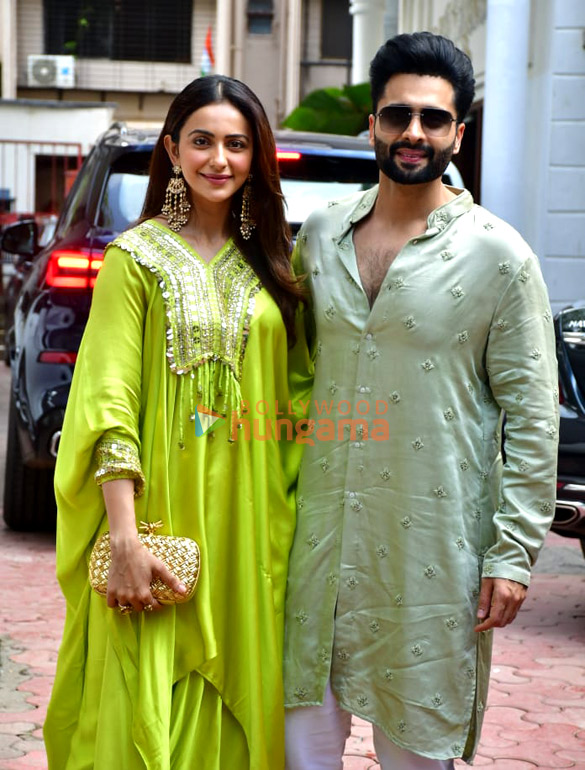Photos: Rakul Preet Singh, Jackky Bhagnani, Bhagyashree and others snapped outside Shilpa Shetty’s house for Ganapati darshan Photos: Rakul Preet Singh, Jackky Bhagnani, Bhagyashree and others snapped outside Shilpa Shetty’s house for Ganapati darshan