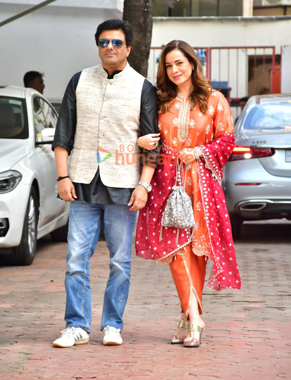 photos rakul preet singh jackky bhagnani bhagyashree and others snapped outside shilpa shettys house for ganapati darshan 9