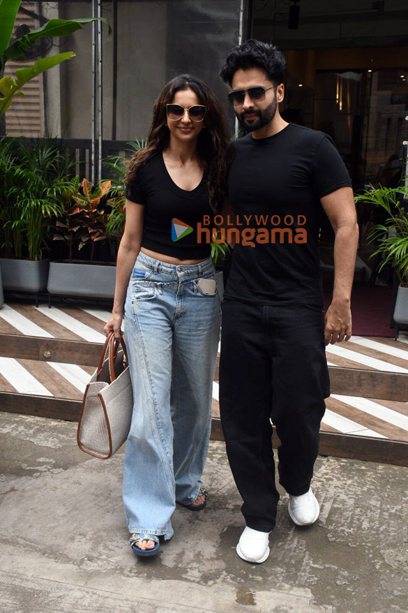 photos rakul preet singh and jackky bhagnani snapped at farmers cafe in khar 3