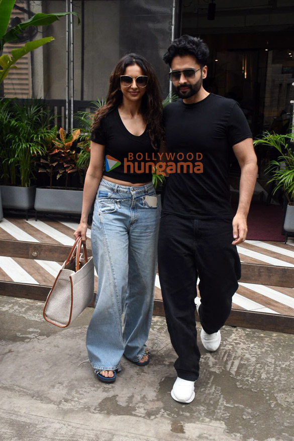 photos rakul preet singh and jackky bhagnani snapped at farmers cafe in khar 5
