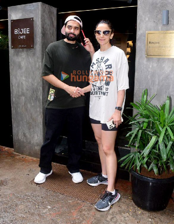 photos rakul preet singh snapped with husband jackky bhagnani outside a cafe in bandra 3