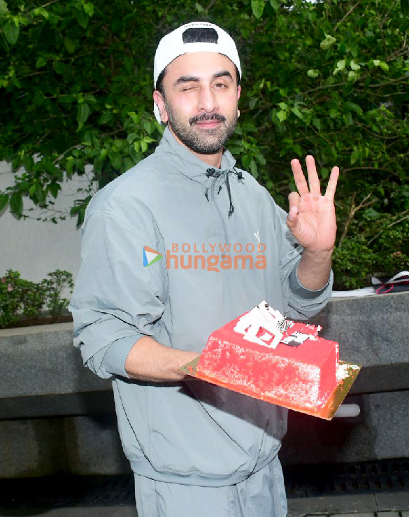 photos ranbir kapoor celebrates his birthday with the media 3