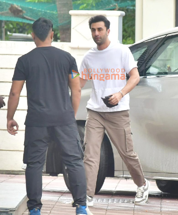photos ranbir kapoor snapped at sanjay leela bhansalis house in versova 1 2