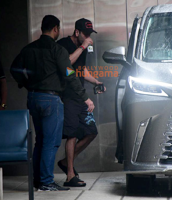 photos ranbir kapoor snapped outside a clinic in bandra 2 2