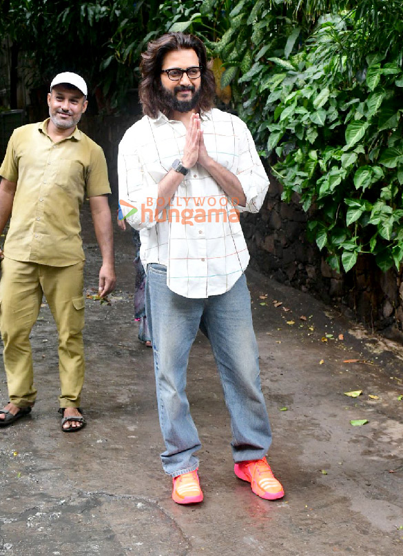 photos riteish deshmukh snapped outside krome studio in bandra 4