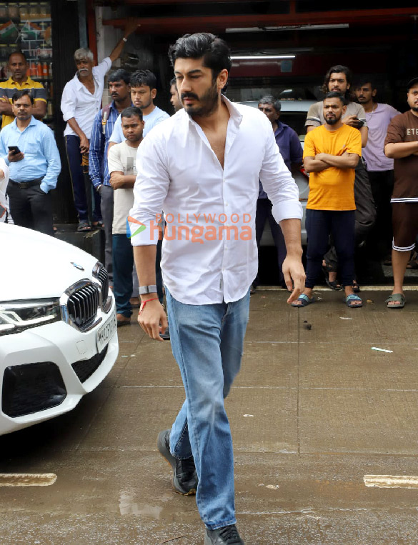 photos saif ali khan kareena kapoor khan karisma kapoor arbaaz khan and others arrive for malaika aroras father anil mehtas last rites in mumbai 10
