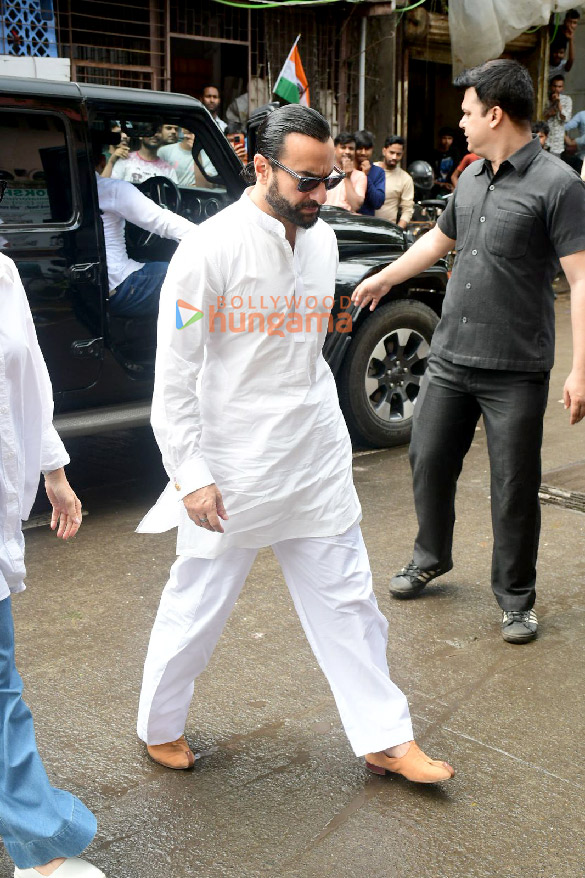 photos saif ali khan kareena kapoor khan karisma kapoor arbaaz khan and others arrive for malaika aroras father anil mehtas last rites in mumbai 14