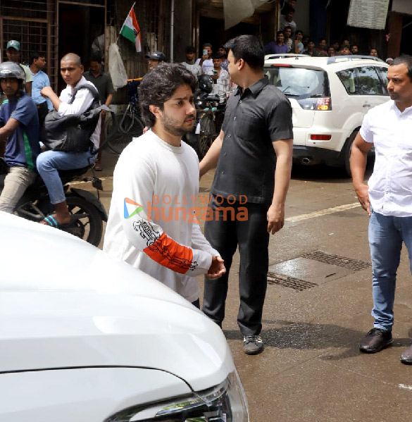 photos saif ali khan kareena kapoor khan karisma kapoor arbaaz khan and others arrive for malaika aroras father anil mehtas last rites in mumbai 15