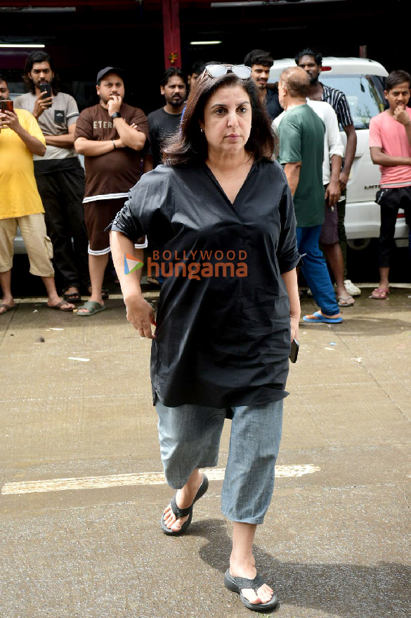 photos saif ali khan kareena kapoor khan karisma kapoor arbaaz khan and others arrive for malaika aroras father anil mehtas last rites in mumbai 3