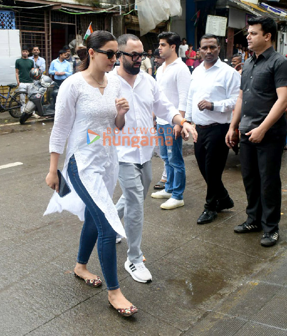photos saif ali khan kareena kapoor khan karisma kapoor arbaaz khan and others arrive for malaika aroras father anil mehtas last rites in mumbai 5