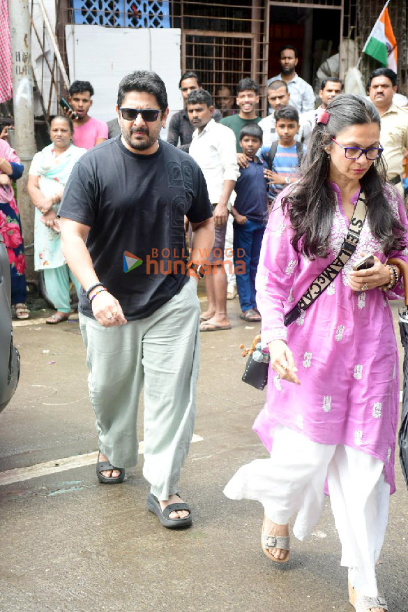 photos saif ali khan kareena kapoor khan karisma kapoor arbaaz khan and others arrive for malaika aroras father anil mehtas last rites in mumbai 7