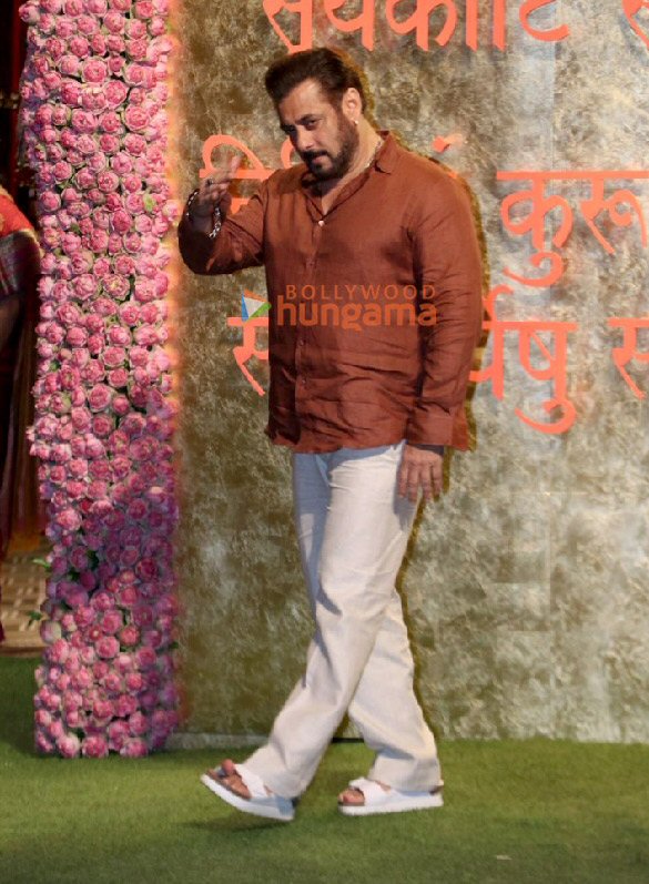 photos saif ali khan kareena kapoor khan tiger shroff and others snapped at ambanis house for ganesh chaturthi celebration 17