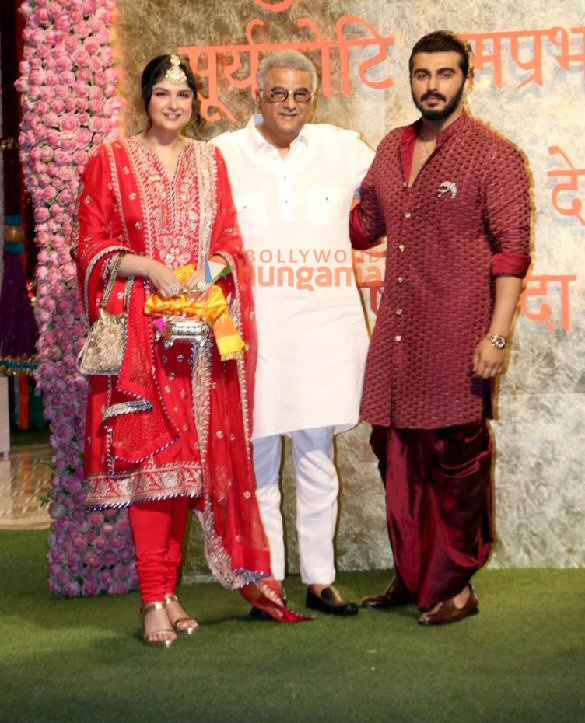 photos saif ali khan kareena kapoor khan tiger shroff and others snapped at ambanis house for ganesh chaturthi celebration 25