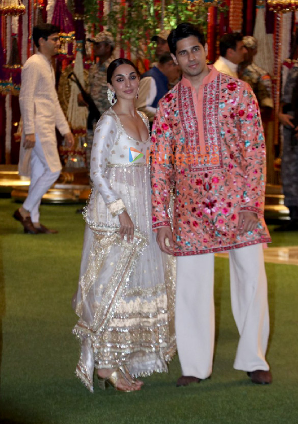 photos saif ali khan kareena kapoor khan tiger shroff and others snapped at ambanis house for ganesh chaturthi celebration 29