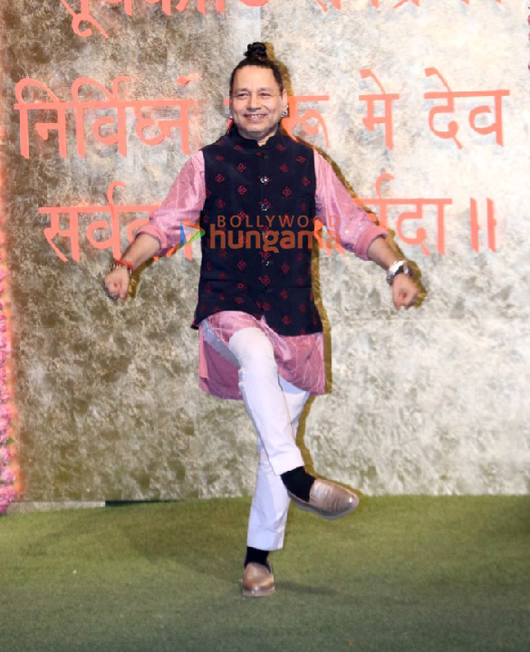 photos saif ali khan kareena kapoor khan tiger shroff and others snapped at ambanis house for ganesh chaturthi celebration 32