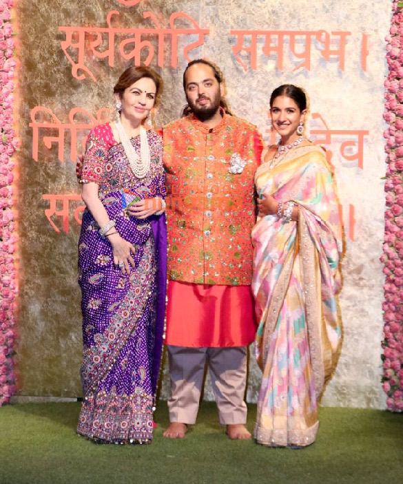 photos saif ali khan kareena kapoor khan tiger shroff and others snapped at ambanis house for ganesh chaturthi celebration 52