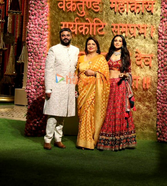 photos saif ali khan kareena kapoor khan tiger shroff and others snapped at ambanis house for ganesh chaturthi celebration 7