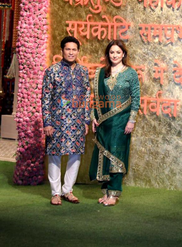photos saif ali khan kareena kapoor khan tiger shroff and others snapped at ambanis house for ganesh chaturthi celebration 9