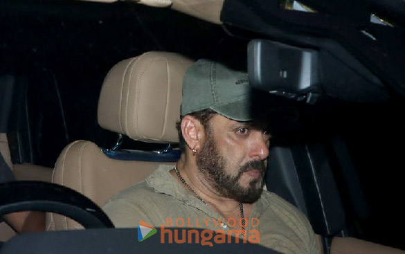 photos salman khan arpita khan aayush sharma and varun sharma snapped during salman khans home for ganpati visarjan 7