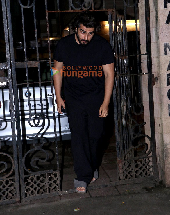 photos salman khan shilpa shetty gauri khan and others snapped outside malaika aroras fathers house in bandra 6