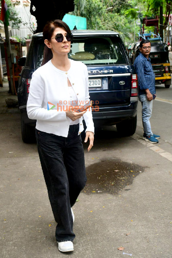 photos sangeeta bijlani snapped outside malaika aroras fathers house in bandra 4