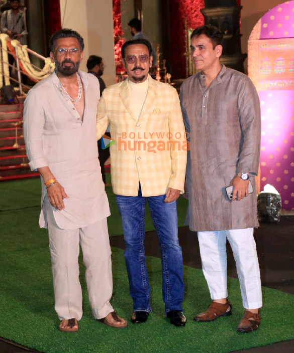 photos sanjay dutt sonakshi sinha zaheer iqbal and others snapped at cms residence for ganpati darshan 1 5