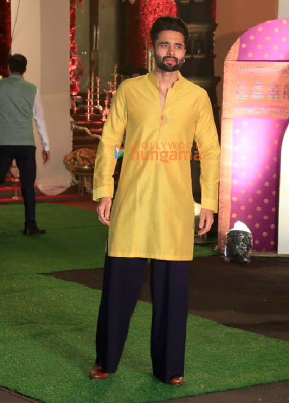 photos sanjay dutt sonakshi sinha zaheer iqbal and others snapped at cms residence for ganpati darshan 3