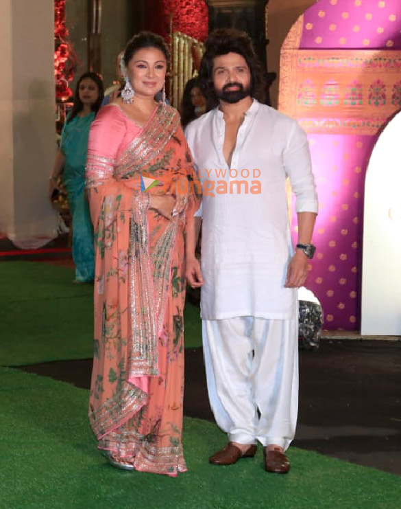photos sanjay dutt sonakshi sinha zaheer iqbal and others snapped at cms residence for ganpati darshan 4 3