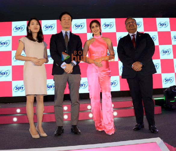 photos sara ali khan attends the sofy meet n greet event with fans in mumbai 5