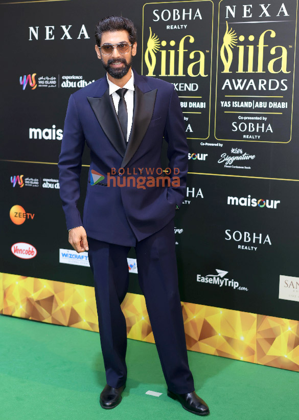 photos shah rukh khan rani mukerji kriti sanon janhvi kapoor and others grace the green carpet of iifa awards 2024 15