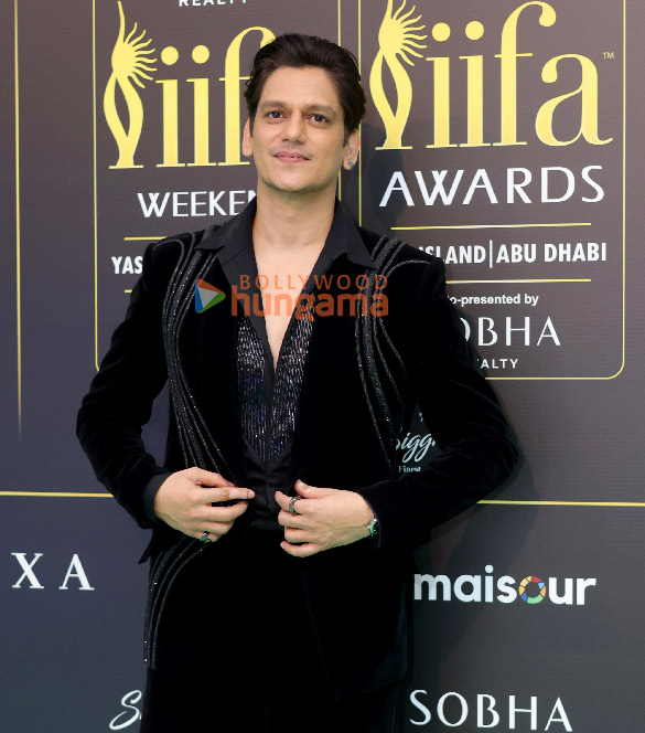 photos shah rukh khan rani mukerji kriti sanon janhvi kapoor and others grace the green carpet of iifa awards 2024 16