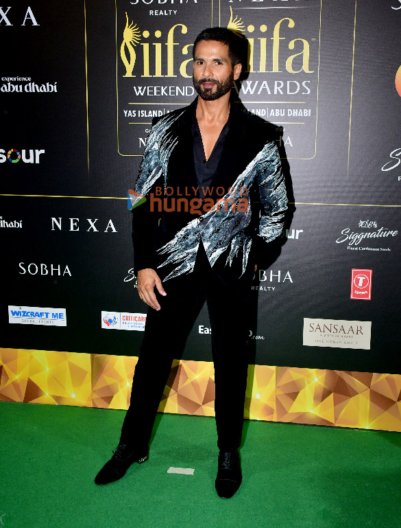 photos shah rukh khan rani mukerji kriti sanon janhvi kapoor and others grace the green carpet of iifa awards 2024 9