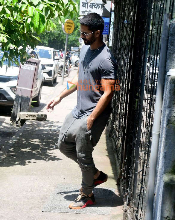 photos shahid kapoor snapped outside a cafe in bandra 2