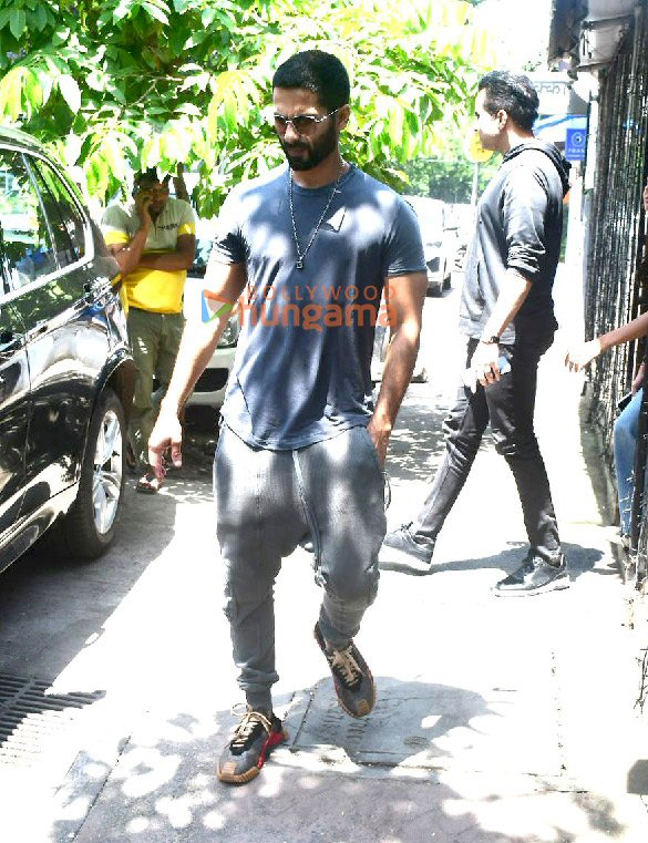 photos shahid kapoor snapped outside a cafe in bandra 4