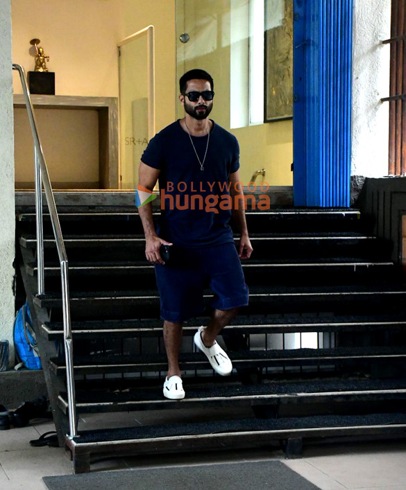 photos shahid kapoor spotted outside a dental clinic in khar 1