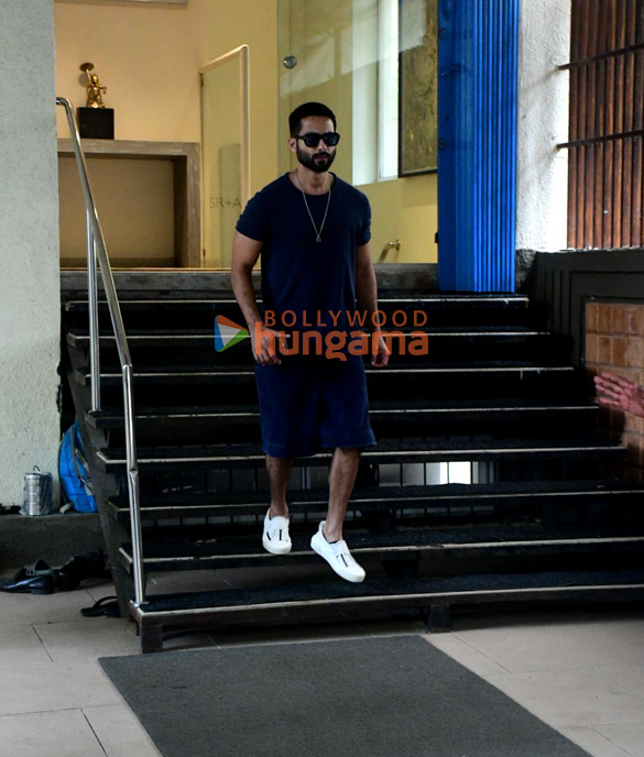 photos shahid kapoor spotted outside a dental clinic in khar 2