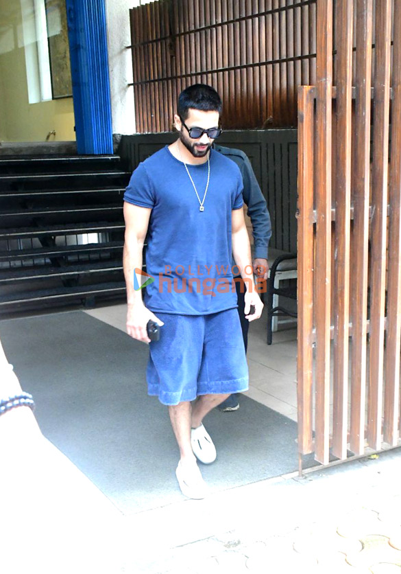 Photos: Shahid Kapoor spotted outside a dental clinic in Khar Photos: Shahid Kapoor spotted outside a dental clinic in Khar