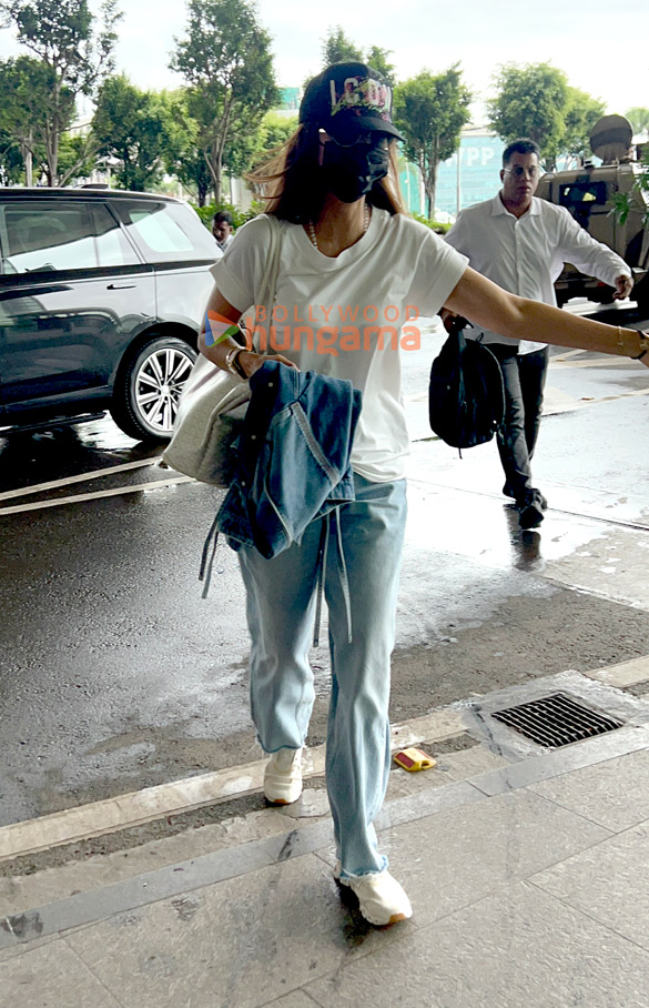 photos shilpa shetty maniesh paul and aoora snapped at the airport 1