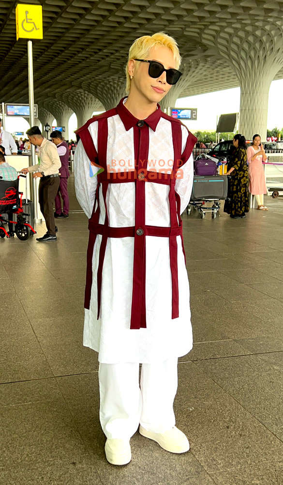 photos shilpa shetty maniesh paul and aoora snapped at the airport 3