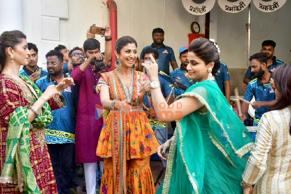 photos shilpa shetty and shamita shetty ganapati bappa immersion at her residence 5