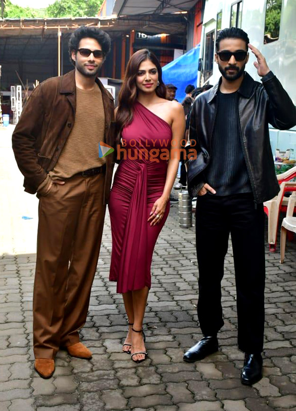photos siddhant chaturvedi malavika mohanan and raghav juyal snapped during yudhra promotions on the sets of indias best dancer 1