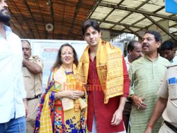 Photos: Sidharth Malhotra seeks blessings with his mother at Siddhivinayak Temple