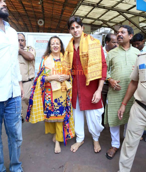 Photos: Sidharth Malhotra seeks blessings with his mother at Siddhivinayak Temple Photos: Sidharth Malhotra seeks blessings with his mother at Siddhivinayak Temple