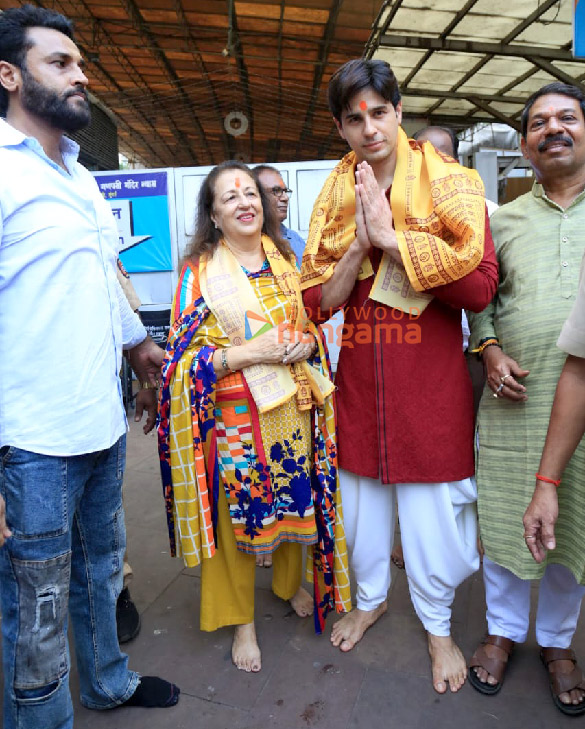 photos sidharth malhotra seeks blessings with his mother at siddhivinayak temple 4